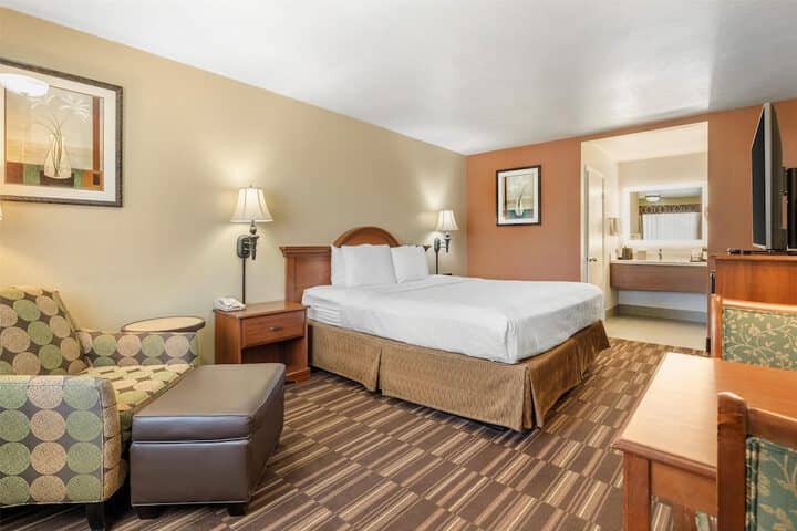 Room 10 of 32